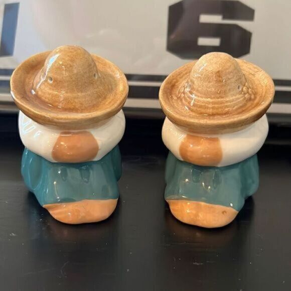 Vintage Ceramic Figurine S&P Shakers . Sleeping sombrero people - Picture 1 of 6
